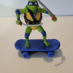 Ninja Turtles Action Figure Leonardo with Skateboard 5" Tall